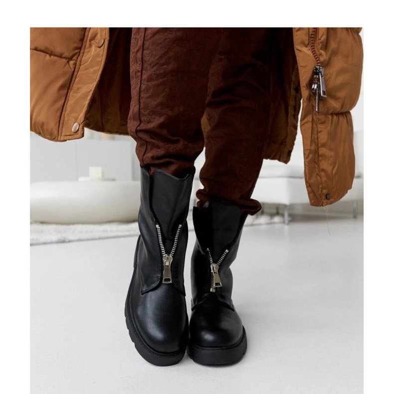Botine negre izolate cu fermoar negru 1