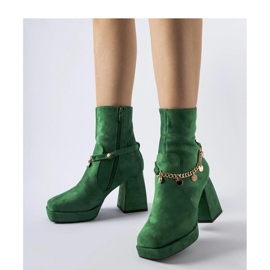 Botine izolate verzi cu pandantiv verde 1