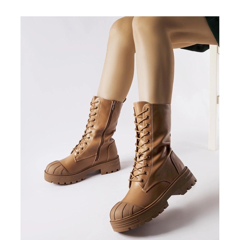 Muncitoare femei izolate maro 1