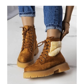 Cizme izolate maro cu blana 1 Cizme izolate maro cu blana 1