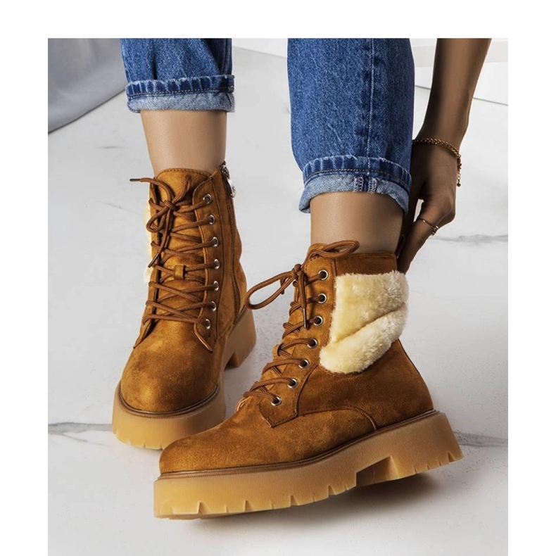 Cizme izolate maro cu blana 1 Cizme izolate maro cu blana 1