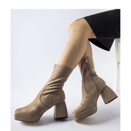 Botine maro pe post 1 Botine maro pe post 1