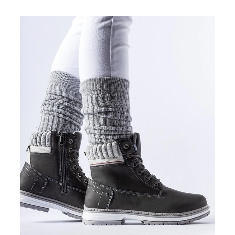 Cizme de drumeție gri, izolate 1