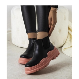 Botine negre pe o platformă roz negru 1