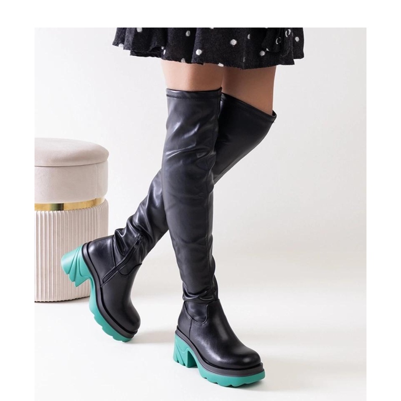 Cizme negre izolate cu toc masiv negru 1