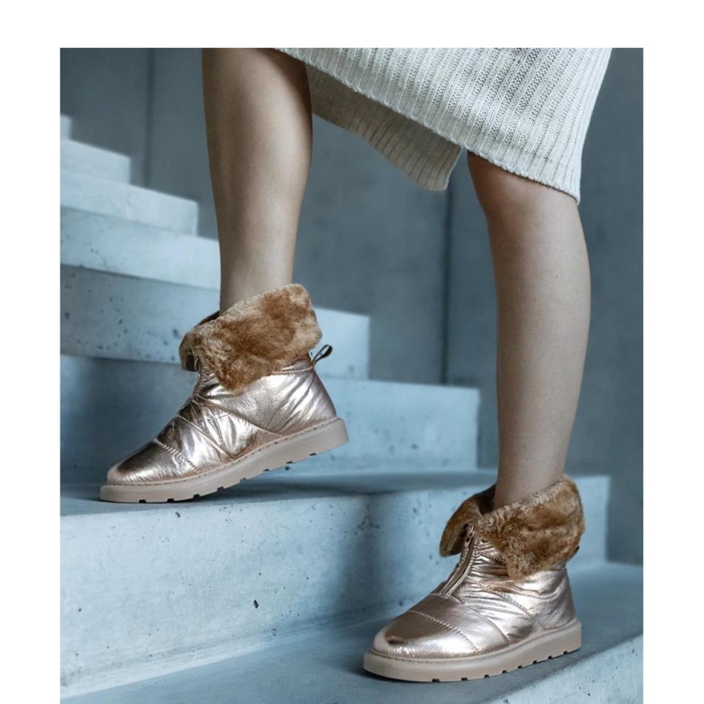 Cizme de zăpadă izolate aurii cu guler de aur 1