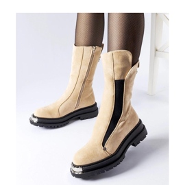 Botine izolate bej cu vârf decorativ 1