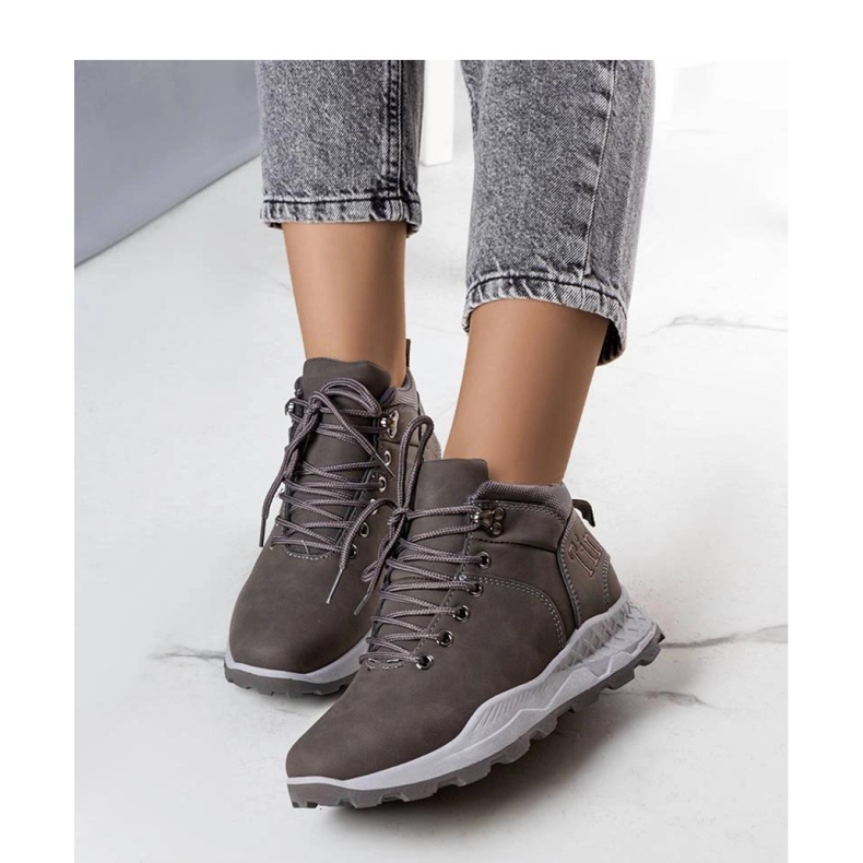 Cizme de drumeție de damă izolate gri 1