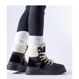 Muncitori de culoare pe o platformă masivă negru 1 Muncitori de culoare pe o platformă masivă negru 1