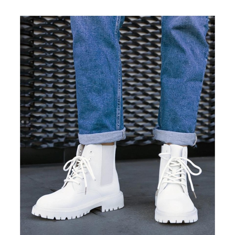 Cizme de drumeție izolate bej deschis 1