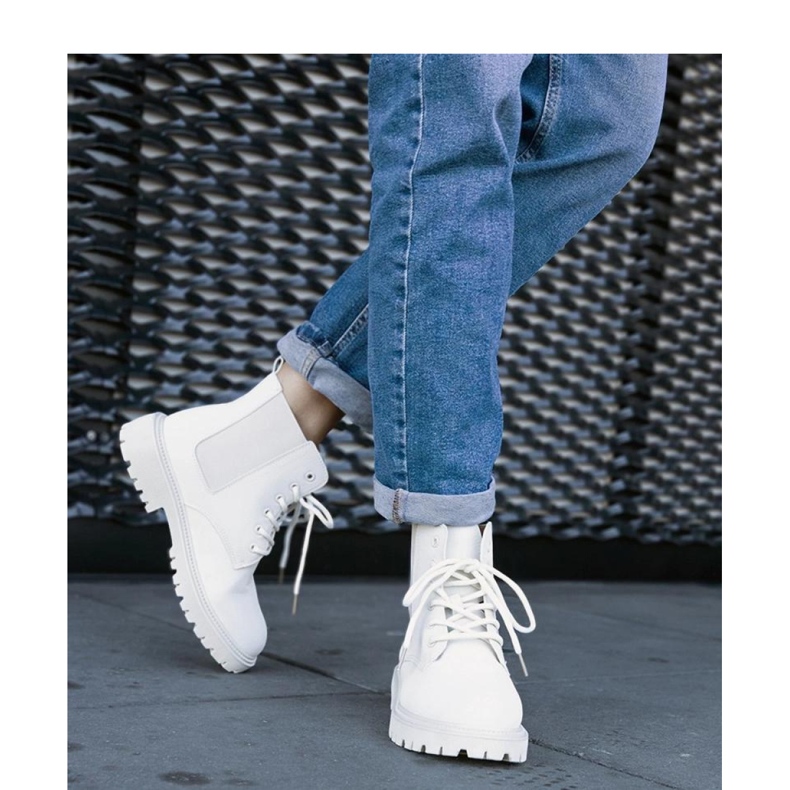 Cizme de drumeție izolate bej deschis 2