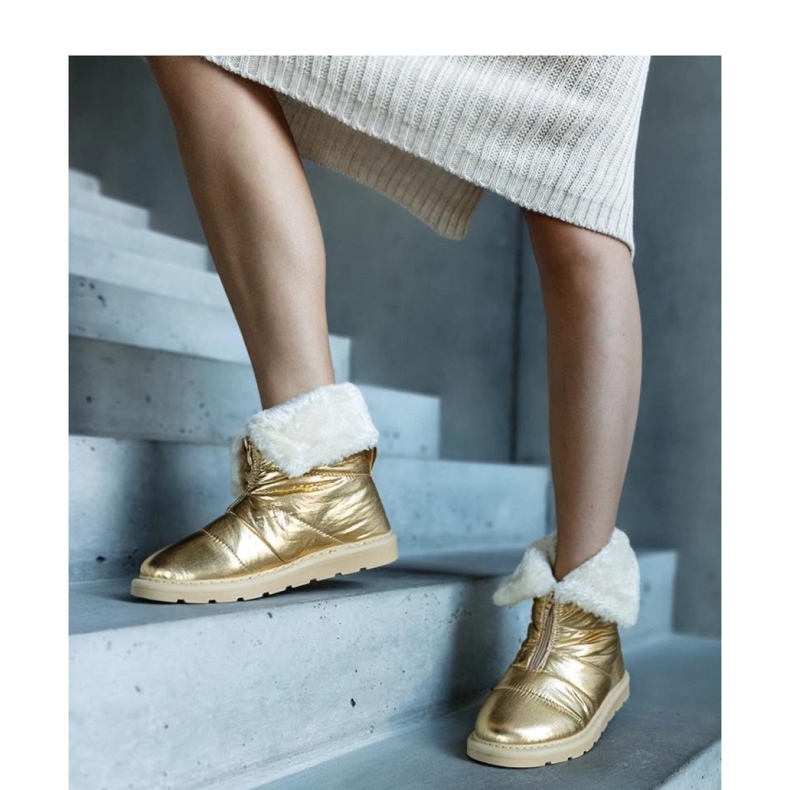 Cizme de zăpadă izolate aurii cu guler de aur 1