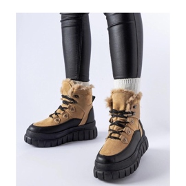 Cizme bej pe o talpă masivă 1 Cizme bej pe o talpă masivă 1