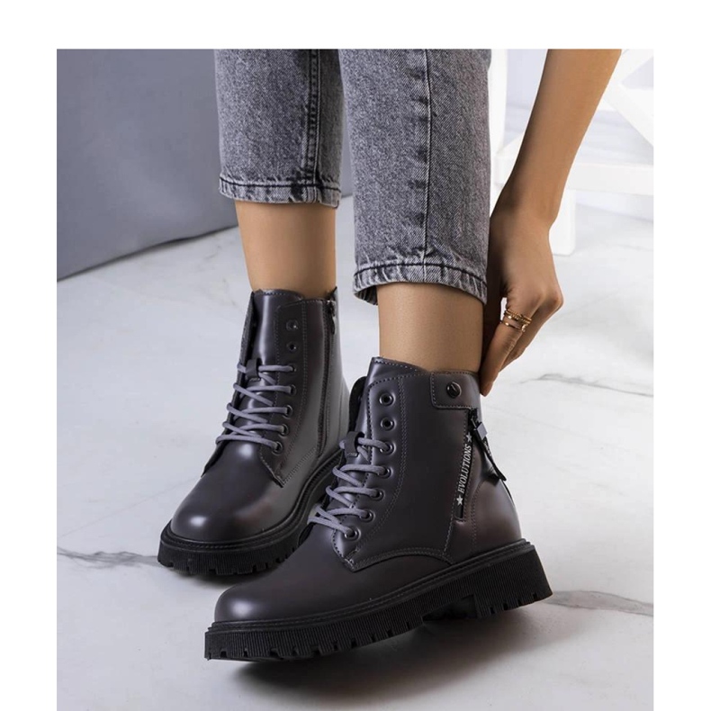 Cizme de drumeție gri, izolate 1