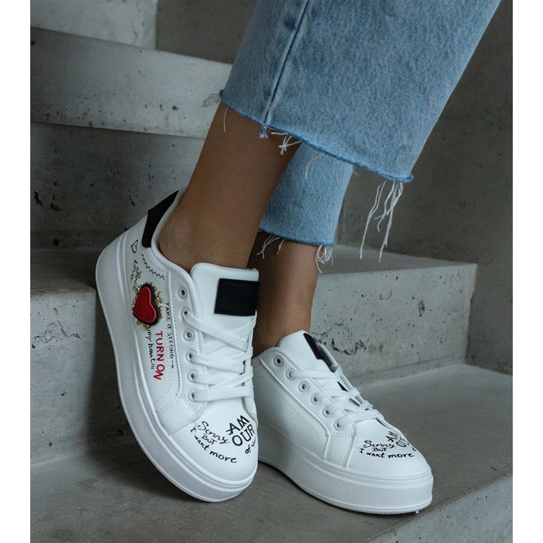 Adidași albi decorați cu un plasture și inscripții pe platformă 1