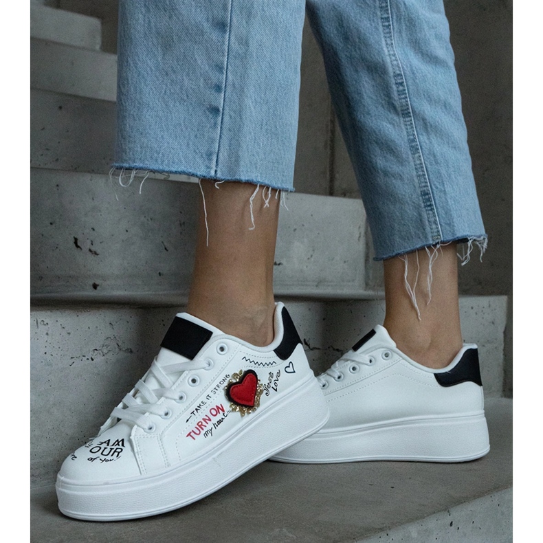 Adidași albi decorați cu un plasture și inscripții pe platformă 2