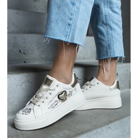 Adidași bej decorați cu un plasture și inscripții pe platforma Etara 1