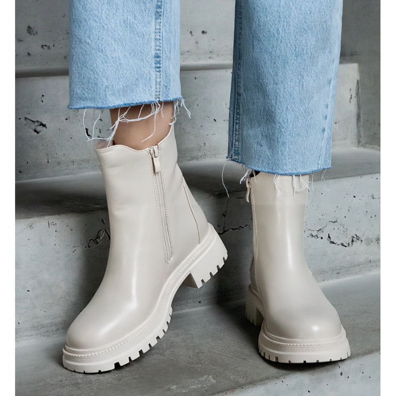 Botine izolate bej cu fermoar, piele ecologica 1