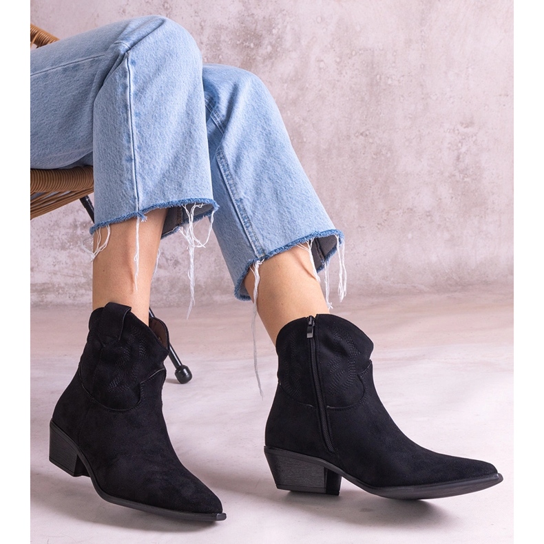 Cizme de cowboy negru gleznă izolată 1 Cizme de cowboy negru gleznă izolată 1