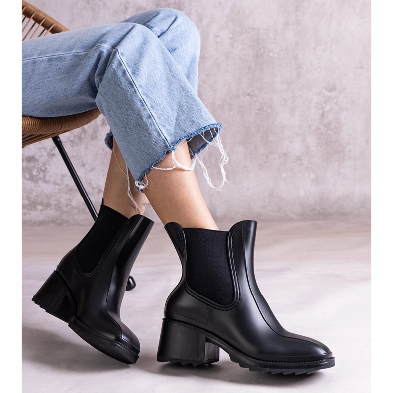 Galoșuri negre pe un toc înalt negru 1