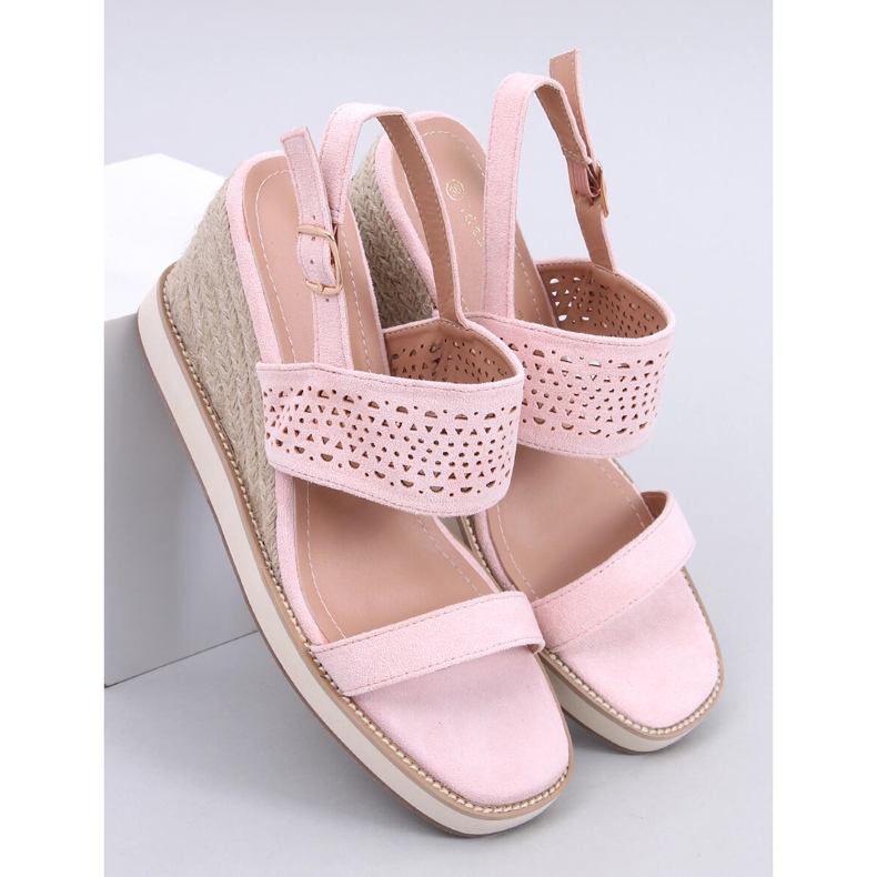 Openwork espadrilles pe o pană roz 1