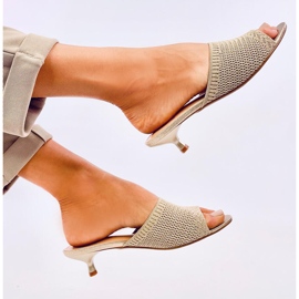 FLIP -uri deschise pentru femei pe aur bej 1 FLIP -uri deschise pentru femei pe aur bej 1