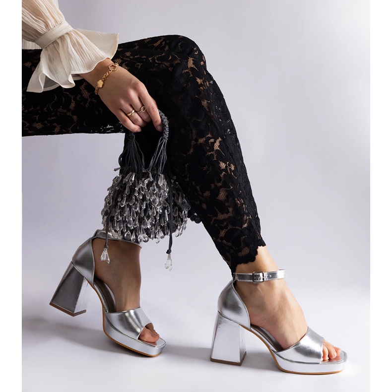 Sandale pentru femei de argint cu un călcâi metalic masiv 1