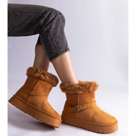 Cizme de zăpadă izolate maro decorate cu blană 2