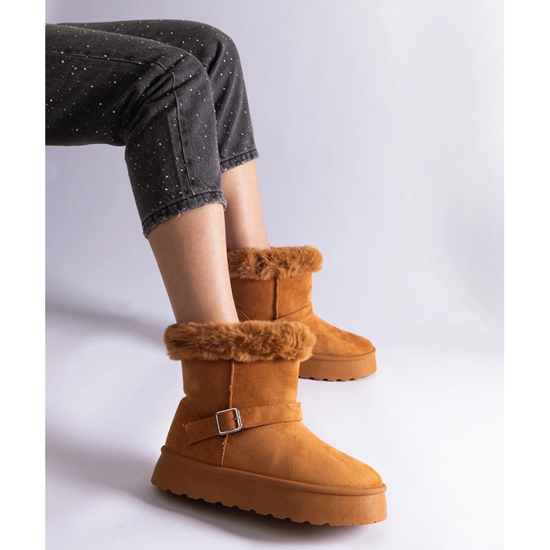 Cizme de zăpadă izolate maro decorate cu blană 1