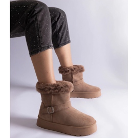 Cizme de zăpadă izolate maro decorate cu blană 1