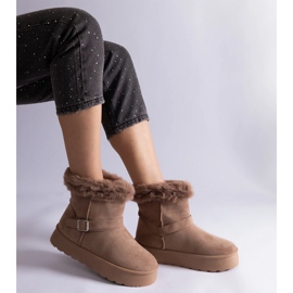 Cizme de zăpadă izolate maro decorate cu blană 2