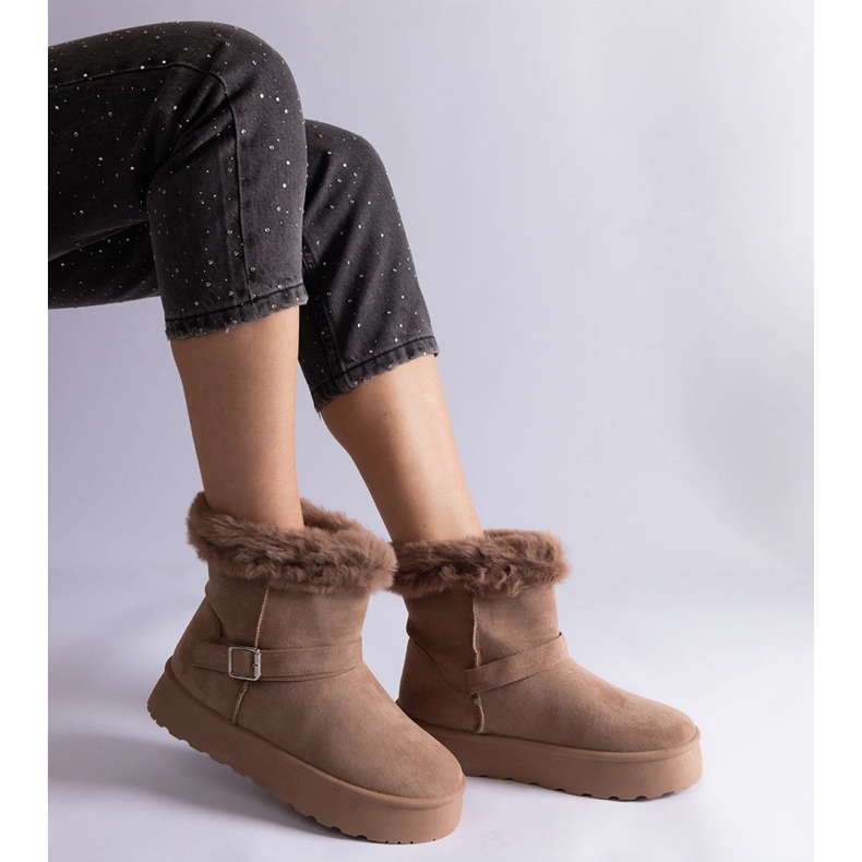 Cizme de zăpadă izolate maro decorate cu blană 2