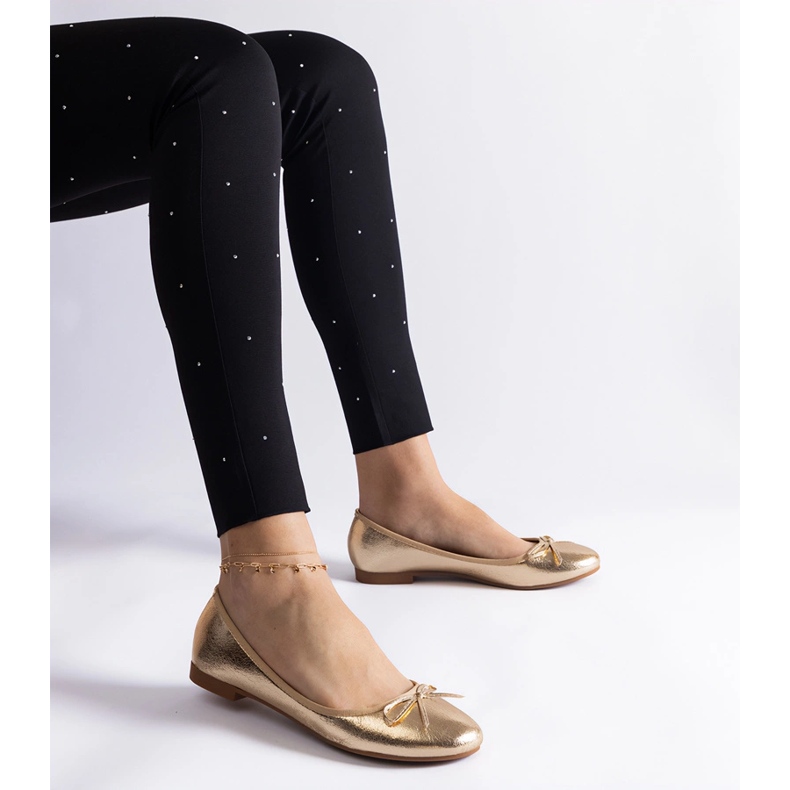 Balerini aurii decorati cu o fundita de aur 1