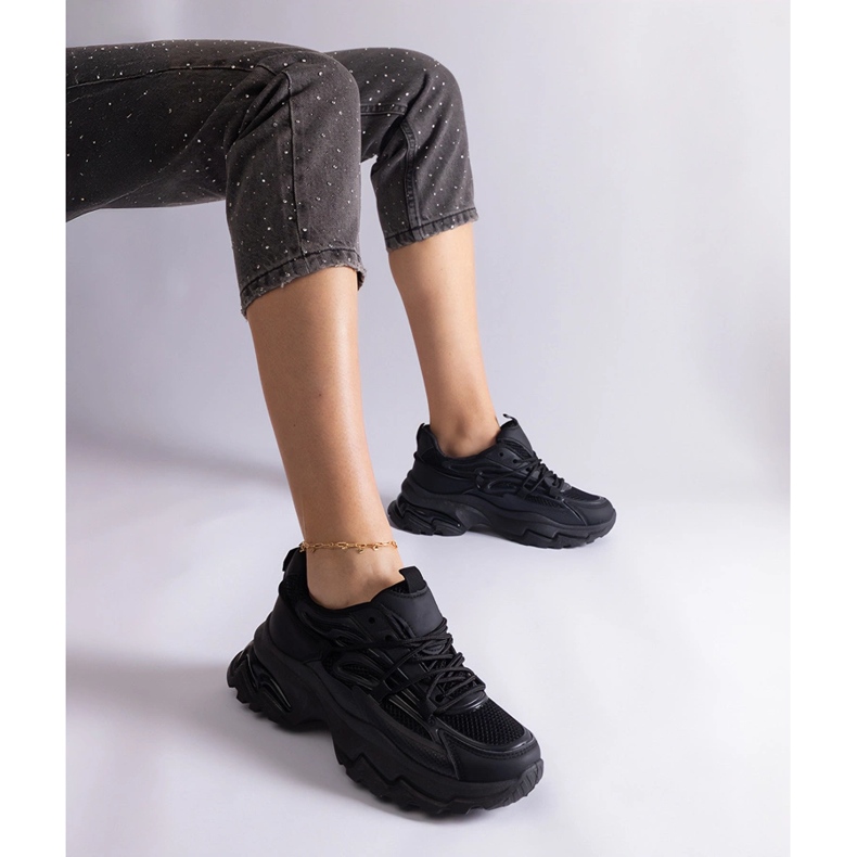 Adidași cu sporturi negre pe o talpă masivă negru 1 Adidași cu sporturi negre pe o talpă masivă negru 1