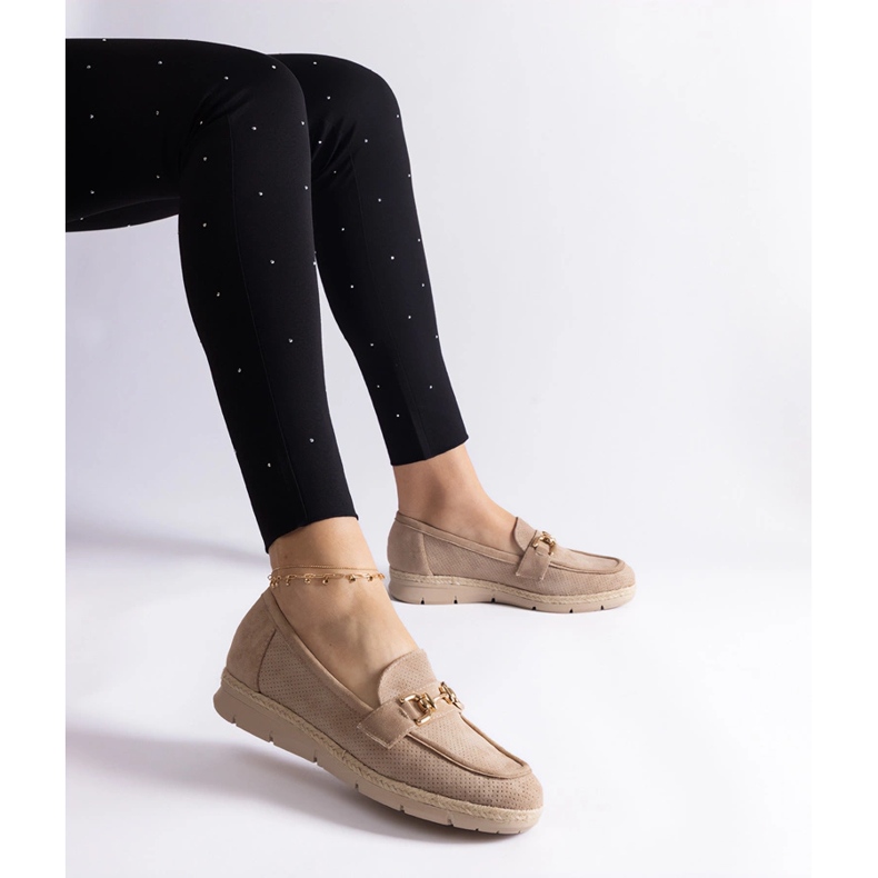 Mocasinele femeilor bej cu Eco Suede cu un lanț 1