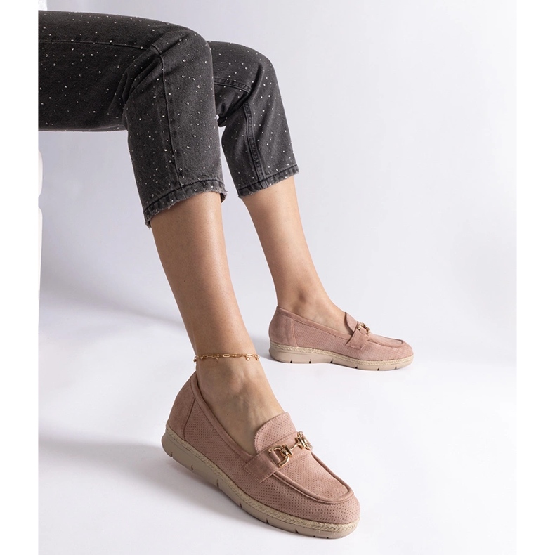 Mocasini roz pentru femei cu piele de piele de căprioară cu un lanț 1