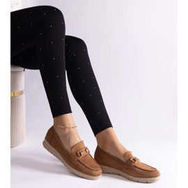 Mocasinele femeilor caramel cu Eco Suede cu un lanț maro 1