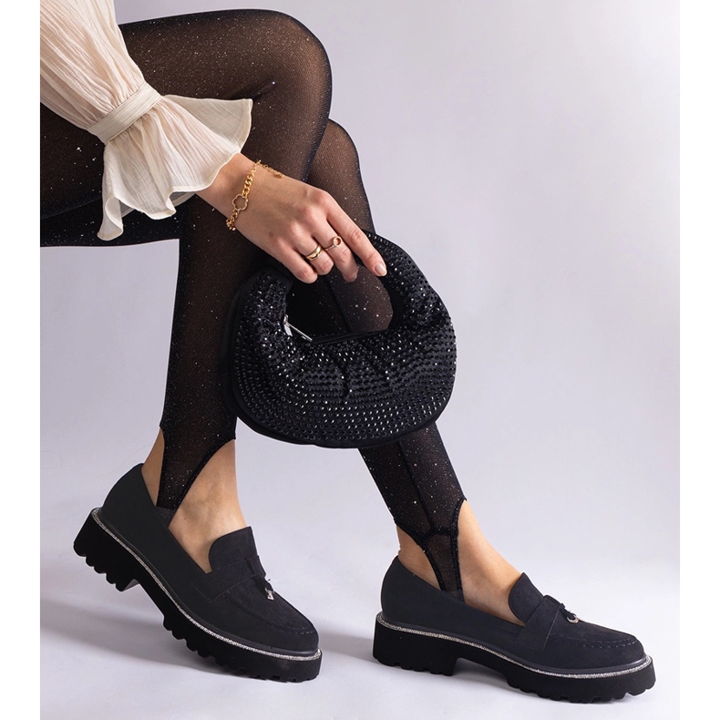 Mocasinele negre ale pielii din piele de căprioară cu un ornament negru 1 Mocasinele negre ale pielii din piele de căprioară cu un ornament negru 1