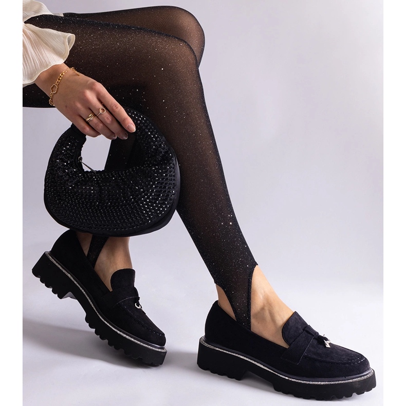 Mocasinele negre ale pielii din piele de căprioară cu un ornament negru 2 Mocasinele negre ale pielii din piele de căprioară cu un ornament negru 2