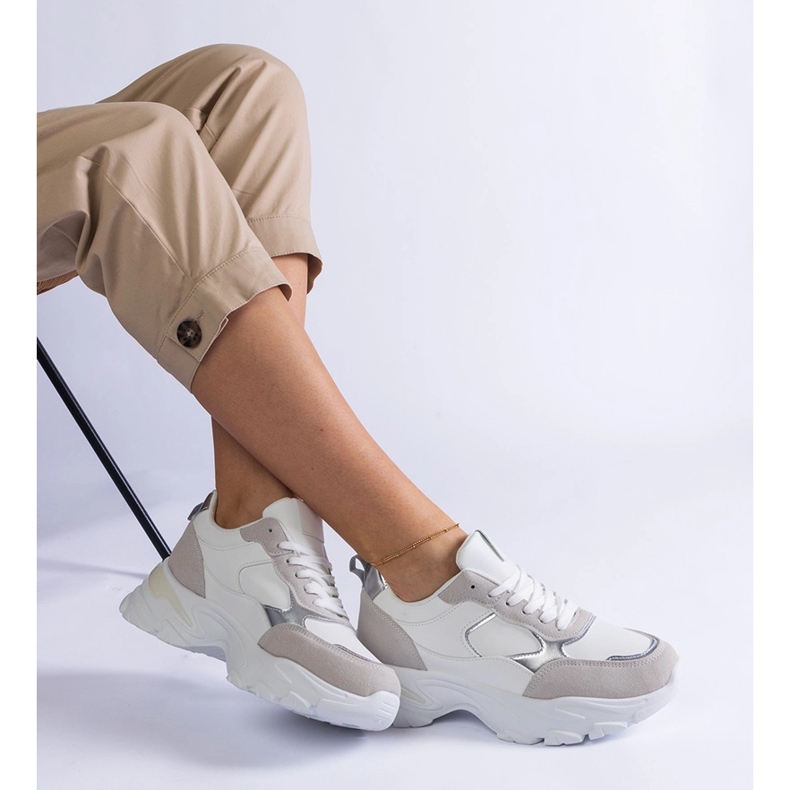 Adidași albi pe o talpă masivă 1