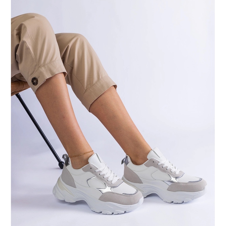 Adidași albi pe o talpă masivă 2