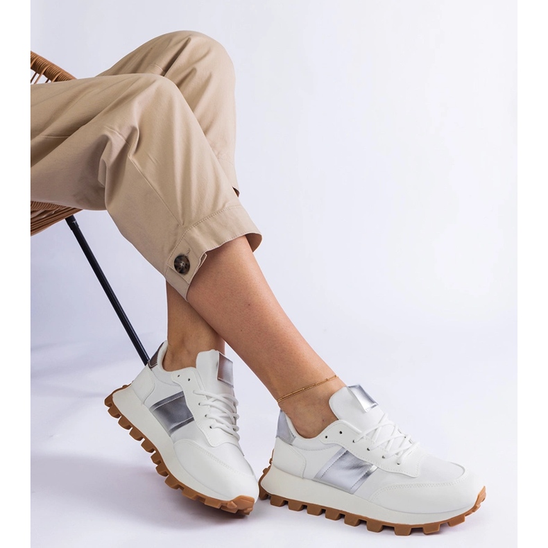 Adidași albi cu un protector vizibil 2