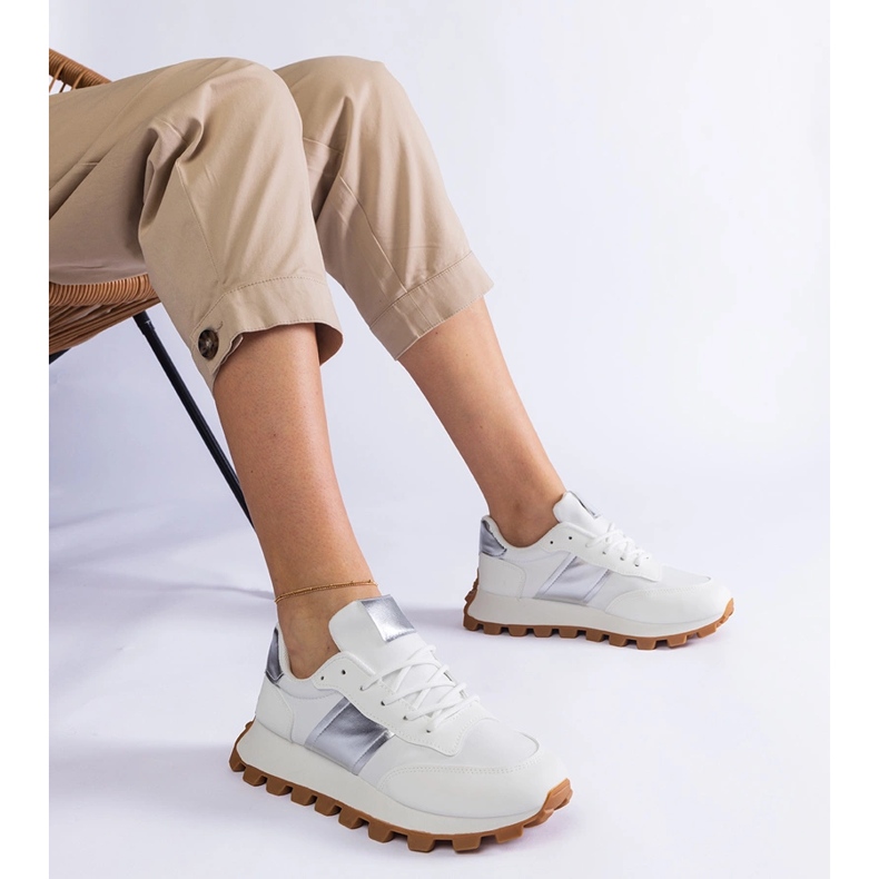 Adidași albi cu un protector vizibil 1