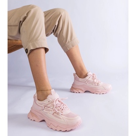 Adidași sportivi roz pe o talpă masivă 1 Adidași sportivi roz pe o talpă masivă 1