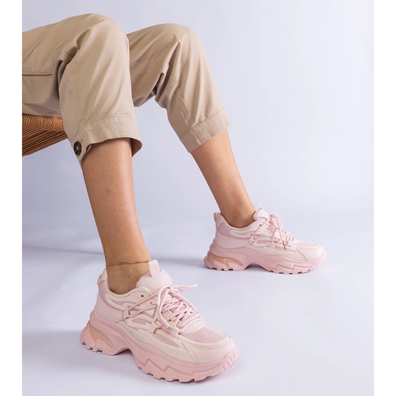 Adidași sportivi roz pe o talpă masivă 1 Adidași sportivi roz pe o talpă masivă 1