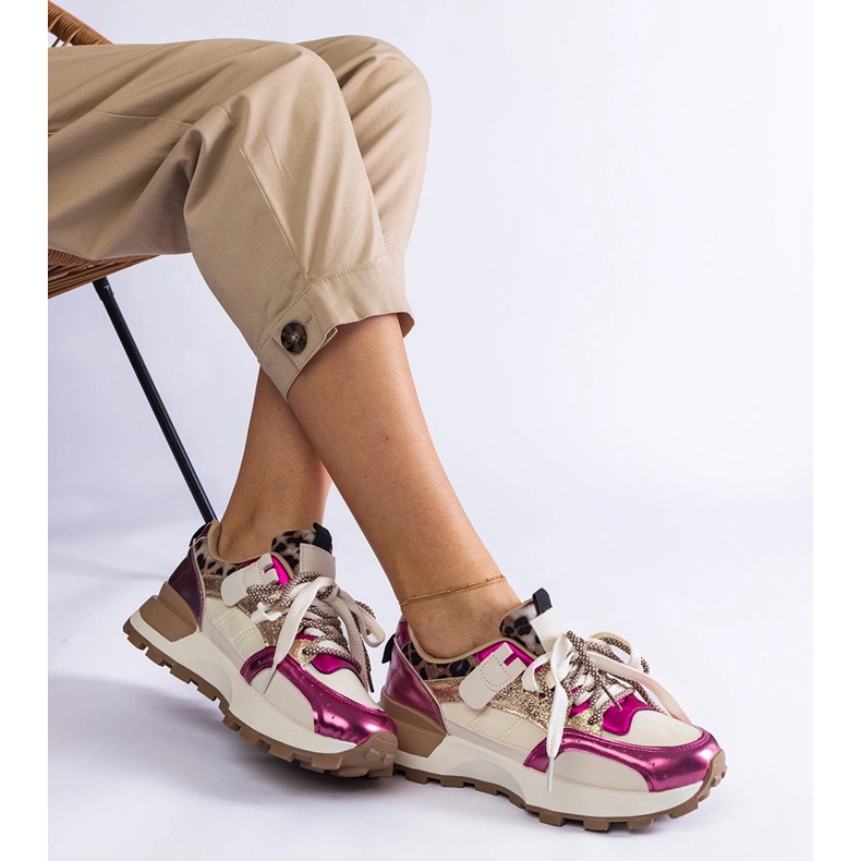 Adidași roz decorați cu un motiv de animale 2 Adidași roz decorați cu un motiv de animale 2