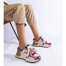 Adidași roz decorați cu un motiv de animale 1 Adidași roz decorați cu un motiv de animale 1