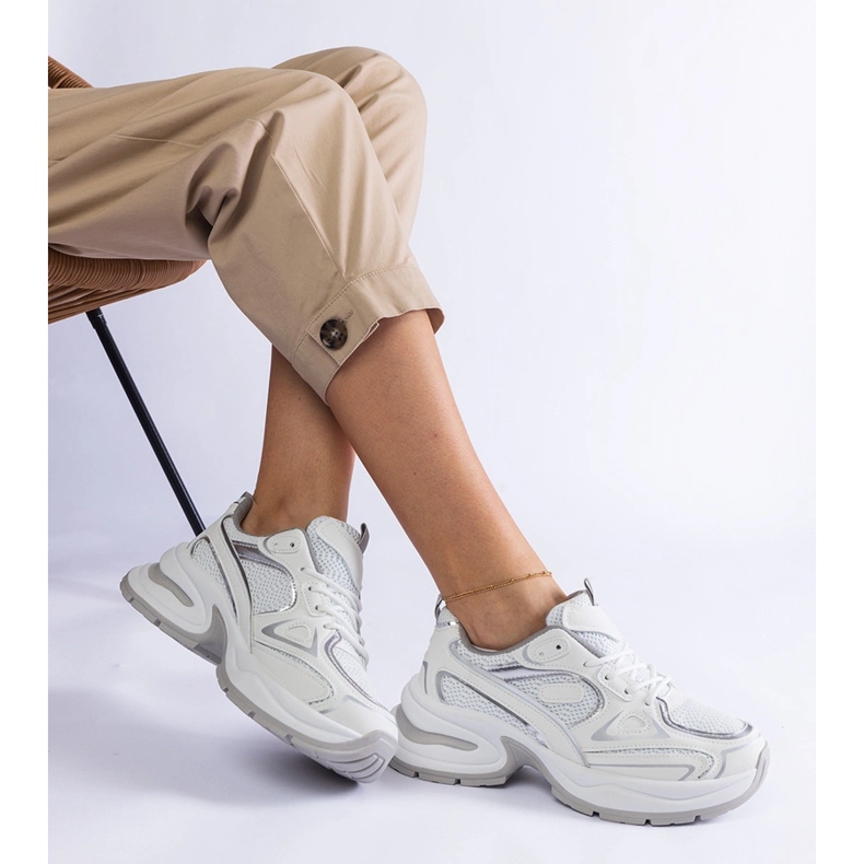 Adidași albi pe o talpă masivă 1