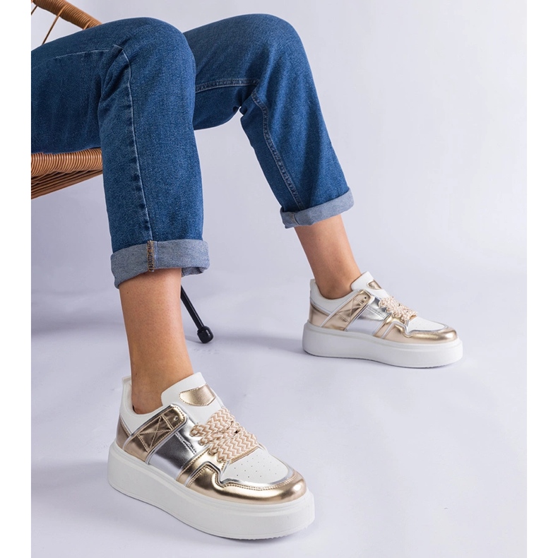 Adidași de aur cu inserții de argint 1