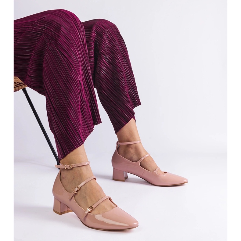 Pompe bej lăcuse cu o centură 1